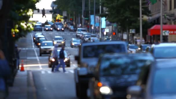 Staden fotgängare gå av i staden — Stockvideo