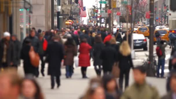 Stad voetgangers lopen door in de stad — Stockvideo