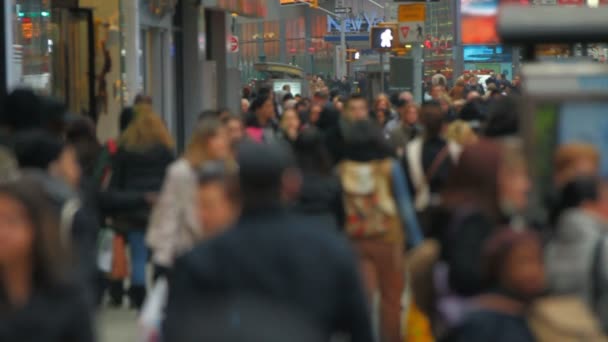 Stad voetgangers lopen door in de stad — Stockvideo
