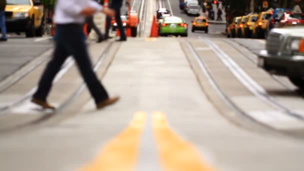 Voet verkeer van mensen lopen door in de stad — Stockvideo