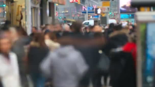 Grandes multitudes paseando por la ciudad — Vídeos de Stock