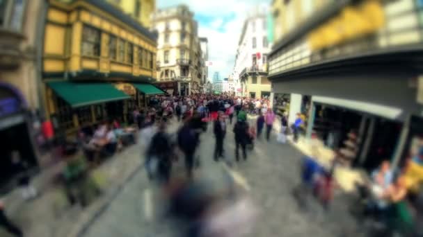 Busy Brussels shopping street. — Stock Video