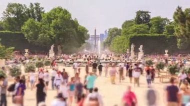 Paris'te yaya trafiği.