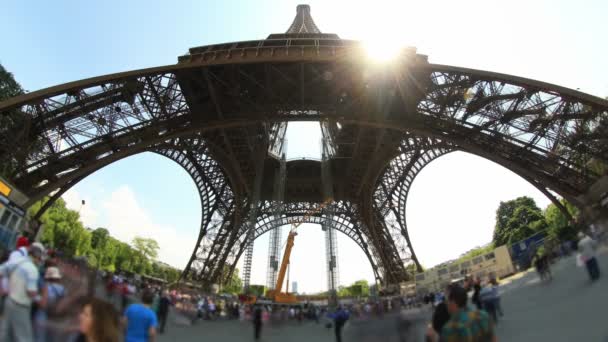 Voetgangersverkeer met Eiffel Tower — Stockvideo