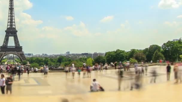 Tráfico peatonal con Torre Eiffel — Vídeos de Stock