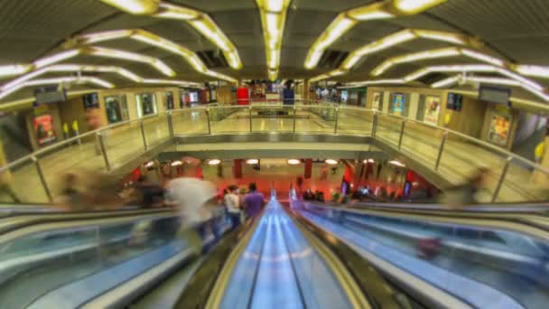 Voetgangersverkeer in Parijs metrostation — Stockvideo