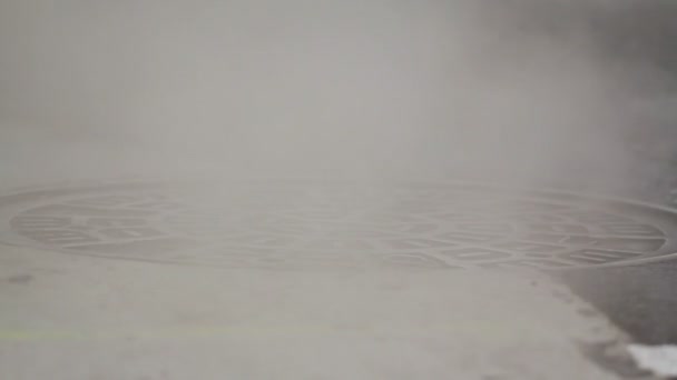 Зазор дымящейся люка в городе . — стоковое видео