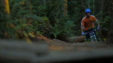 Dağ bisikletçinin binme iz