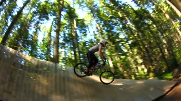 Ciclista de montaña haciendo wallride — Vídeos de Stock