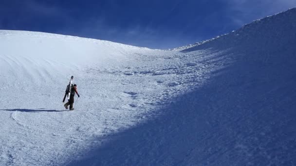 Two clips of mountain climbers — Stock Video