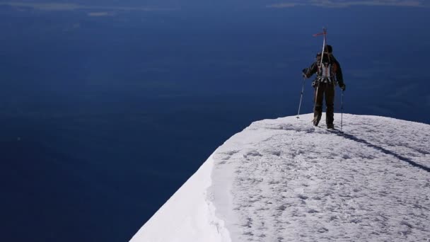 Escalador de montaña caminando por la cresta — Vídeo de stock