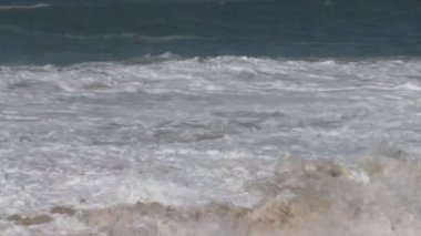 Okyanus dalgaları kumsalda kırma