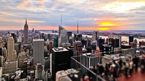 New York stadsgezicht tijdens zonsondergang — Stockvideo