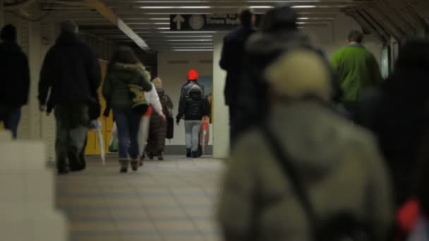 People traveling through subway hallway — Stock Video