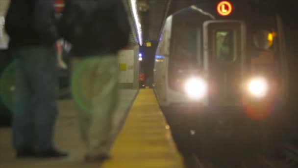 Tren llegando al andén — Vídeo de stock