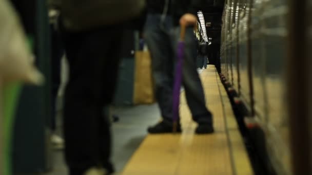 New york tunneltåg anländer — Stockvideo