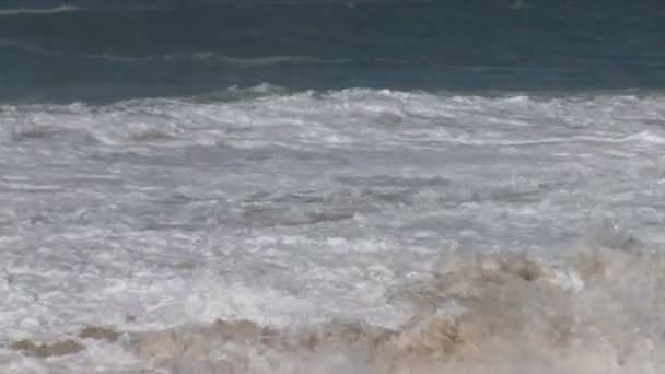 Ocean waves breaking on beach — Stock Video