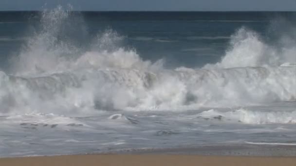 Ondas do oceano quebrando na praia — Vídeo de Stock