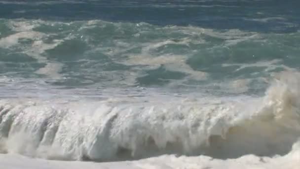 Океанічні хвилі, що ламаються на пляжі — стокове відео