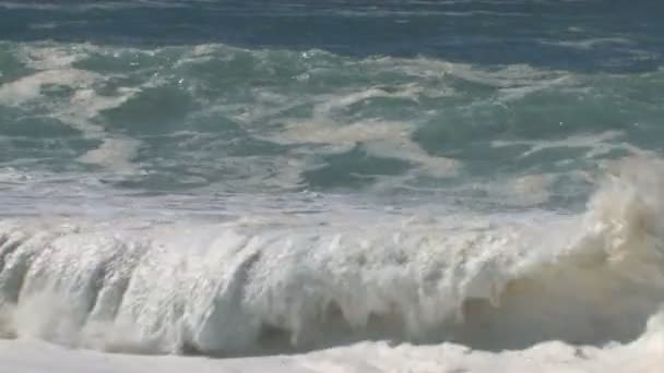 Ondas do oceano quebrando na praia — Vídeo de Stock