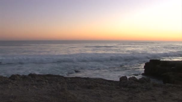 Vagues océaniques se brisant sur la plage — Video