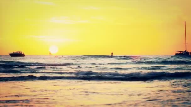 Vagues océaniques avec surfeurs et bateaux — Video