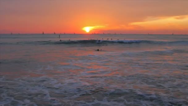 Ondas oceánicas con surfistas y barcos — Vídeos de Stock