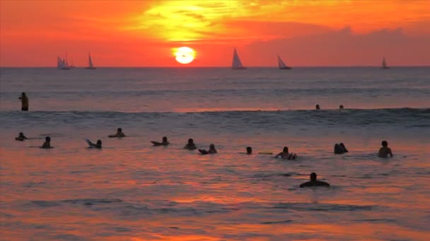 Vagues océaniques avec surfeurs et bateaux — Video