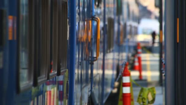 Stazione di partenza treno passeggeri — Video Stock