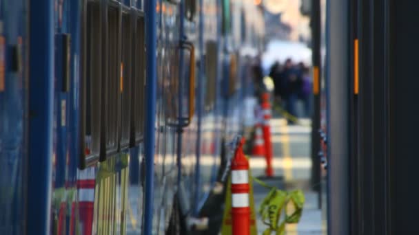 İnsanlar yatılı yolcu treni — Stok video