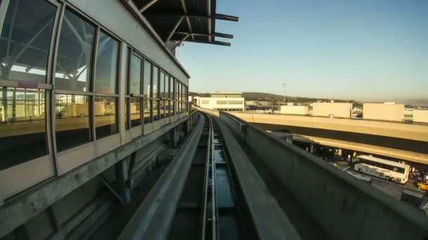 Train de voyageurs autour de l'aéroport de San Fran — Video