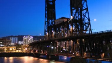 Portland cityscape geceye alacakaranlıkta
