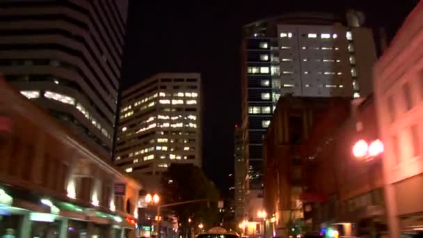 Портленд місто водіння ніч задній вид — стокове відео