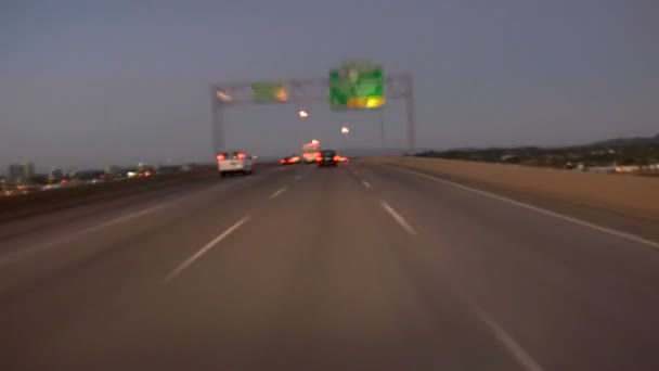 Πόρτλαντ αυτοκινητόδρομος οδήγηση κατά το σούρουπο — Αρχείο Βίντεο