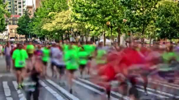 Marathon runners passing by — Stock Video