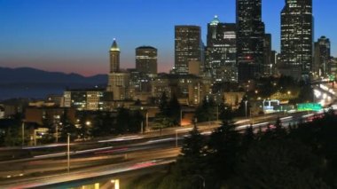 Seattle cityscape ı-5 trafik ile