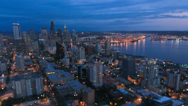 Панорамування Сіетлі міський пейзаж у сутінках — стокове відео