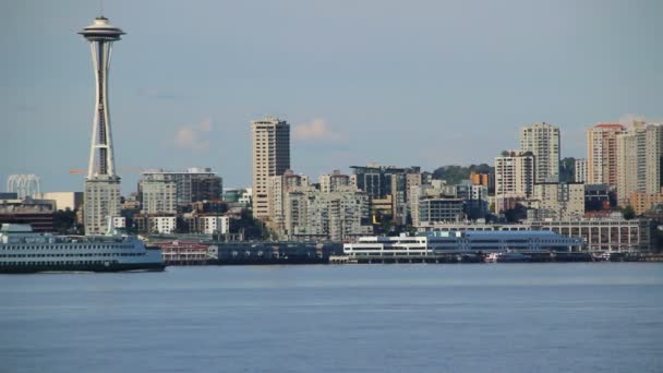 Paseo en ferry por Seattle con paisaje urbano — Vídeos de Stock