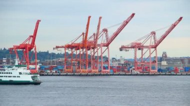 Tersane tarafından geçen Seattle feribot