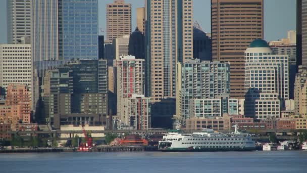 Paseo en ferry por Seattle con paisaje urbano — Vídeo de stock