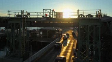 Arabalar ve insanlar feribotta disembarking