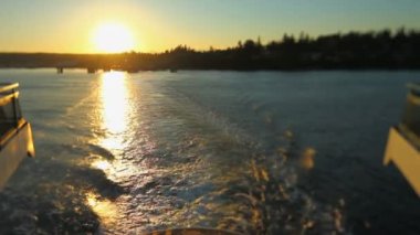 Seattle feribot yolculuğu gün batımında