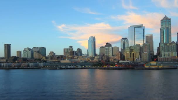 Paseo en ferry por Seattle con paisaje urbano — Vídeo de stock