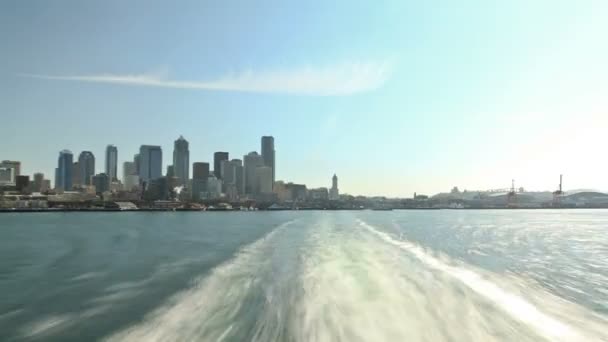 Seattle feribot yolculuğu ile cityscape — Stok video