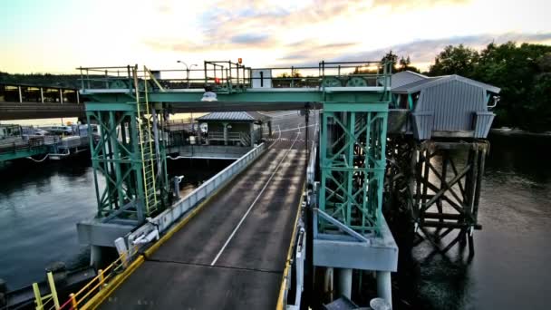 Seattle Ferry jízda při západu slunce — Stock video