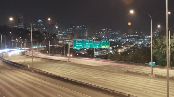 Seattle I-5 trafik med stadsbilden — Stockvideo