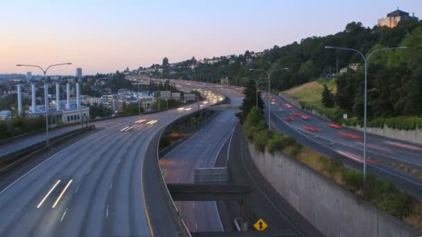 Seattle-5 verkeer na zonsondergang. — Stockvideo