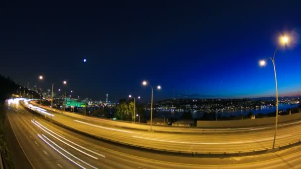 Движение I-5 в Сиэтле на закате — стоковое видео