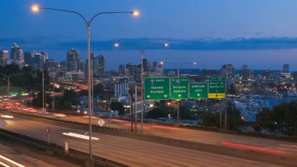 Seattle i-5 Verkehr mit Stadtbild — Stockvideo