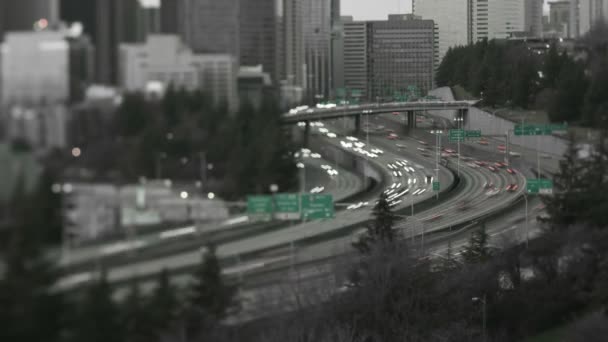 Seattle i-5 Verkehrsschwenk mit Stadtbild — Stockvideo